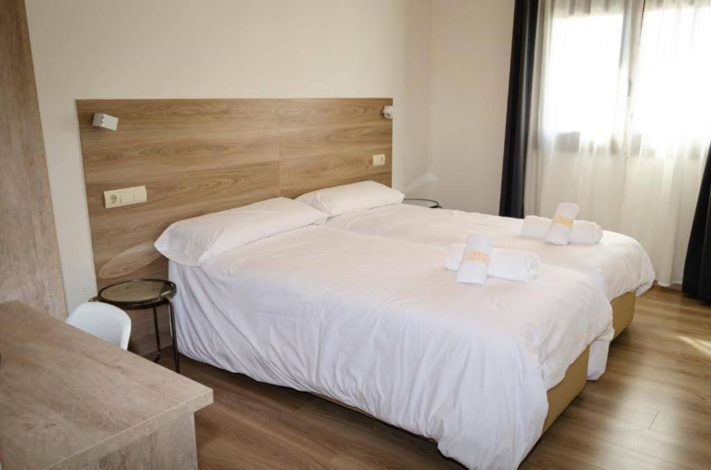 Hotel El Cobertizo Plasencia del Monte Exteriör bild